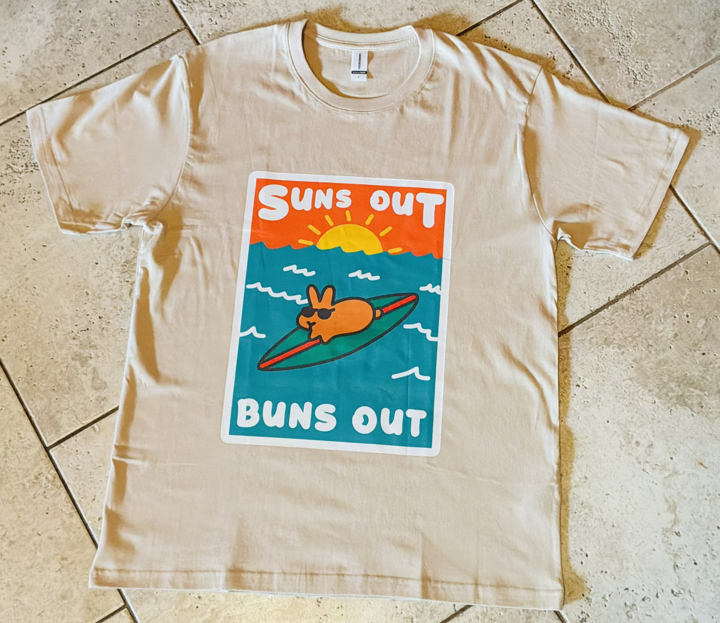 T-shirt - Suns Out Buns Out