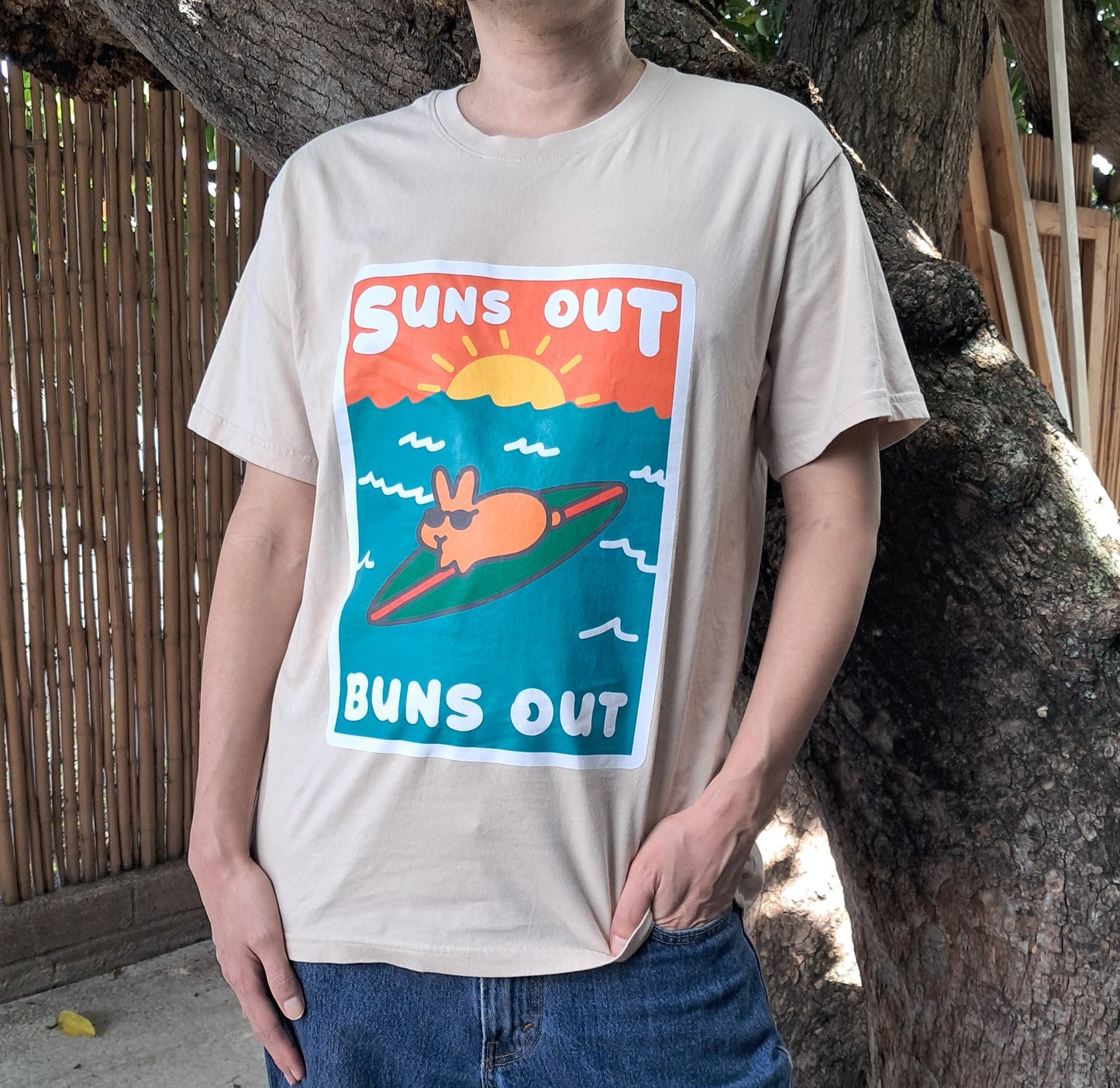 T-shirt - Suns Out Buns Out